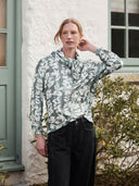 Gemusterte Bluse mit Dreieckstuch