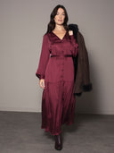 Maxikleid aus Satin mit V-Ausschnitt und Stufenrock