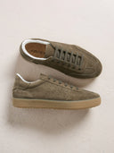 Sneaker aus Wildleder mit Kreppsohle