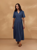 Leinen-Mix Wickelkleid in Midilänge